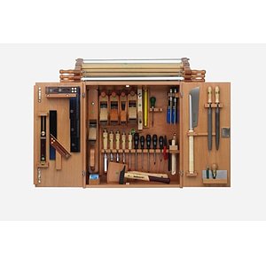 Werkzeugschrank komplett mit 43-teiligen Werkzeugsatz inkl.Palisander-Messwerkzeugen.